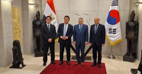 الفريق أسامة ربيع يبحث مع السفير المصري بكوريا الجنوبية التعاون في الصناعات البحرية