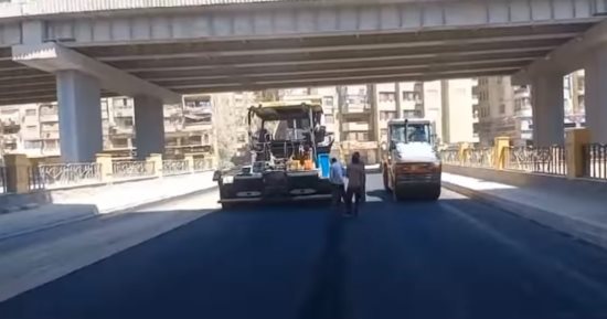 رصف طريق المريوطية فيصل ضمن خطة رفع كفاءة الطرق المؤدية للمتحف الكبير.. فيديو