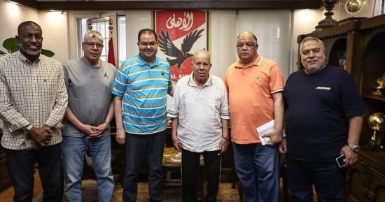 سعد شلبي يُهدي درع وعلم الأهلي لـ محمود أبو رجيلة.. صورة