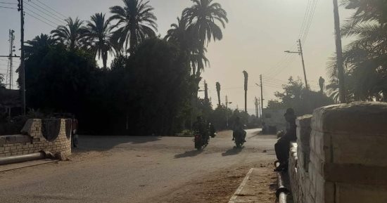 بنفس الطريقة.. مصرع موظف بعد عام من وفاة أبنائه الـ 6 فى حادث بقنا.. فيديو