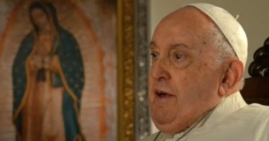 بابا الفاتيكان يحذر من تشريع المخدرات ويصف التجار بـ”القتلة”