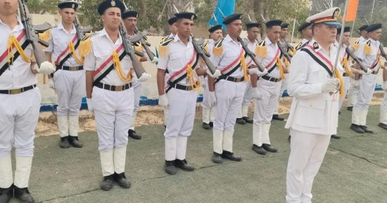 وضع إكليل الزهور على النصب التذكارى للجندى المجهول بالعريش