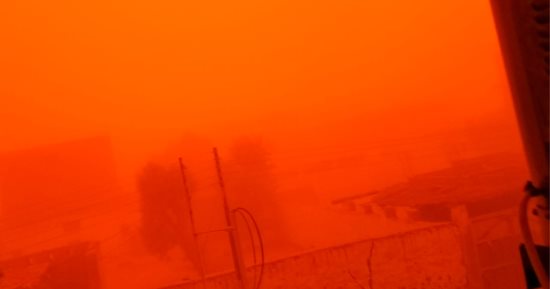 الجو أحمر.. عاصفة ترابية شديدة مفاجئة تضرب أسوان.. فيديو وصور
