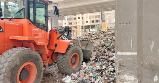 محافظة الجيزة ترفع 7 آلاف طن مخلفات من نهاية شارع المنشية بجوار الدائرى فى الهرم