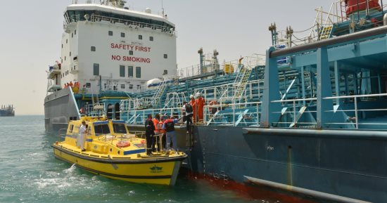 الإسعاف البحرى بقناة السويس ينقذ مريضا بأزمة كلوية على متن إحدى السفن