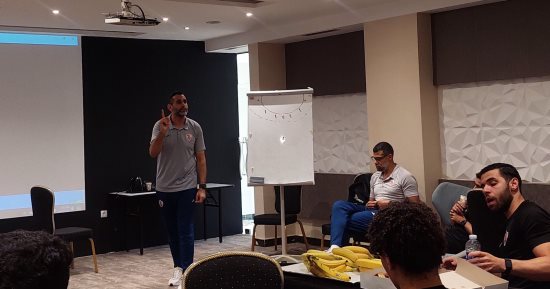 تفاصيل جلسة مدرب يد الزمالك مع اللاعبين قبل نهائى الكؤوس الأفريقية 