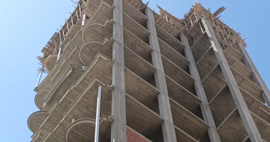 محافظ كفر الشيخ يتابع إزالة برج سكنى مخالف فى مدينة دسوق.. صور
