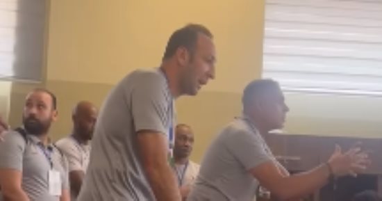 عبد الواحد السيد ينشر فيديو لمحاضرة جوميز مع لاعبى الزمالك قبل مواجهة دريمز