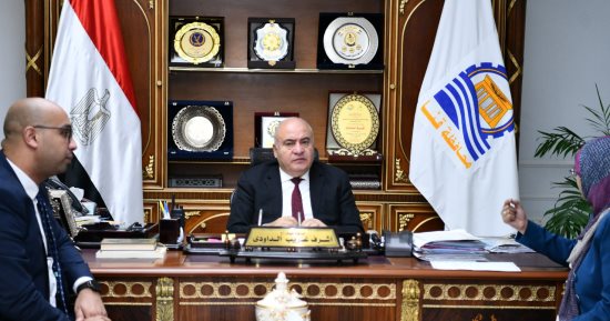 محافظ قنا يتابع أعمال قوافل تنمية الأسرة القنائية