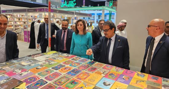 وزيرة الثقافة تتفقد أجنحة الناشرين المصريين بمعرض أبو ظبي الدولي للكتاب