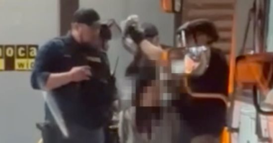 ABC News: شرطة أريزونا تخلع حجاب مسلمة باحتجاجات الطلاب ضد إسرائيل..فيديو