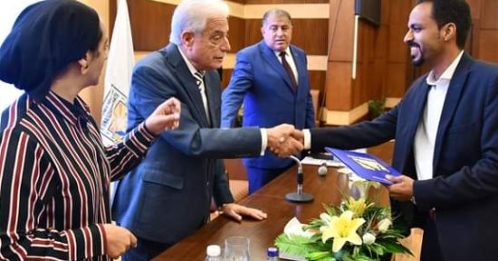 محافظ جنوب سيناء يكرم رئيس مدينة طابا ومدير عام الإسكان ومهندسين لتميزهم بالعمل
