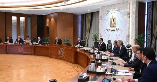 رئيس الوزراء يتابع مخرجات لجنة ضبط الأسواق وأسعار السلع.. مدبولي: الجهاز المصرفي يوفر كل الاحتياجات المطلوبة للإفراج عن السلع المختلفة.. ووزير التموين: إتاحة جميع السلع فى الأسواق.. وهناك انخفاض فى الأسعار