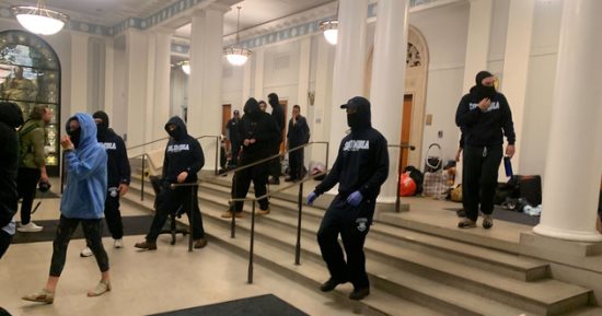 بولتيكو: طلاب كولومبيا الداعمون لفلسطين يقتحمون مبنى داخل الجامعة