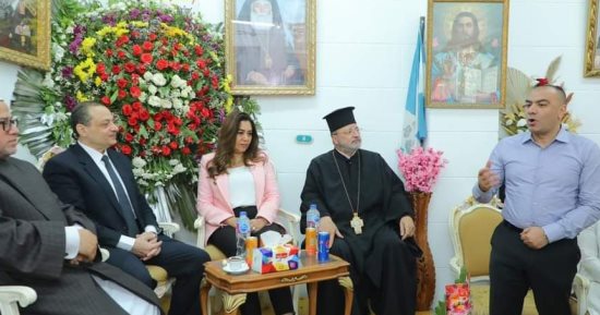 محافظ دمياط تزور كنيسة الروم الأرثوذكس لتقديم التهنئة بمناسبة عيد القيامة