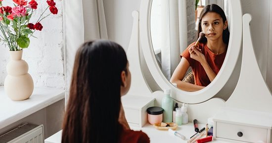 لو بشرتك جافة.. اعرفي أفضل الطرق لتثبيت المكياج على بشرتك خلال الطقس الحار