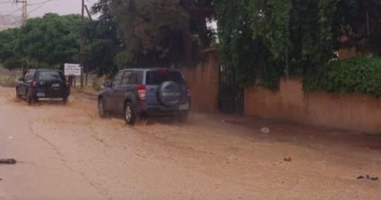 الطقس السيئ يضرب الدول العربية.. سيول فى السعودية وتعليق الدراسة.. وأمطار رعدية فى لبنان تسبب أضرار مادية بالمزروعات وبعض الممتلكات.. وتطبيق نظام "التعليم عن بُعد" بالإمارات اليوم وغدًا لسوء الأحوال الجوية
