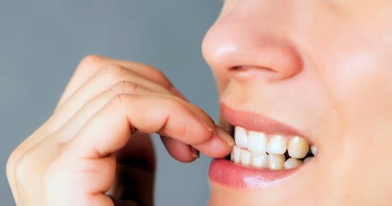 5 علامات تدل على التوتر الزائد فى المقابلة الأولى.. اعرفها من خبير لغة الجسد