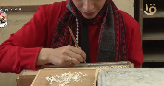 عيد العمال.. القناة الأولى تذيع تقريرا عن الأنامل الذهبية فى صناعة الخزف والسجاد