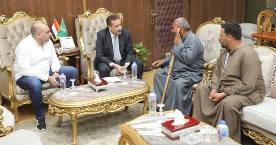 محافظ المنوفية يلتقى أسرة حريق "حظيرة مواشى" بركة السبع ويسلمهم مساعدة مالية