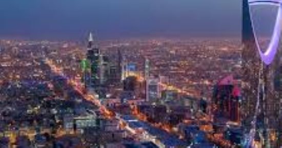 سماء السعودية تتحول من الليل إلى النهار فى ظاهرة غريبة.. فيديو