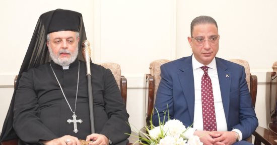 محافظ الفيوم يزور الكنيستين الإنجيلية والكاثوليكية لتهنئة المسيحيين بعيد القيامة