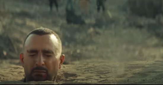 أحمد السقا عن مشهد الرمال بفيلم السرب لفاطمة مصطفى: كنت تحت الأرض 4 ساعات