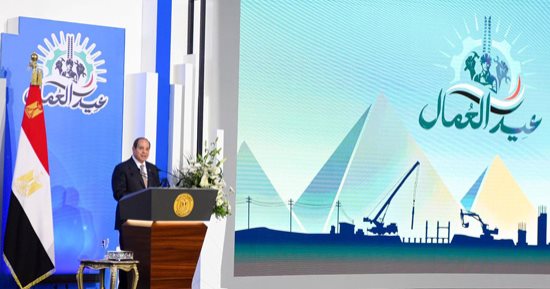 رئيس اتحاد عمال مصر يهدى الرئيس السيسى درعا تذكارية في احتفالية عيد العمال
