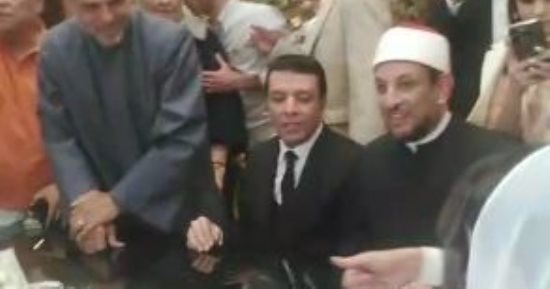 بالمزمار البلدى.. مصطفى كامل يحتفل بعقد قران ابنته.. فيديو