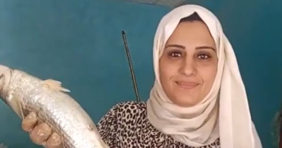 ورثت المهنة عن والدها.. سلوى هتعرفك تعمل الفسيخ ازاى بخبرة السنين.. فيديو 