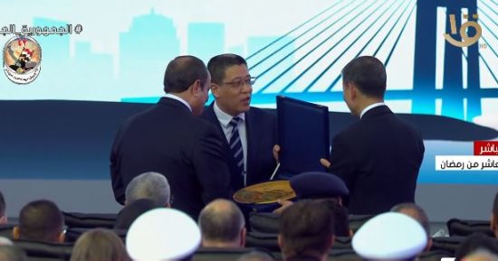 ممثل مجموعة هايير العالمية يهدى الرئيس السيسى هدية تذكارية