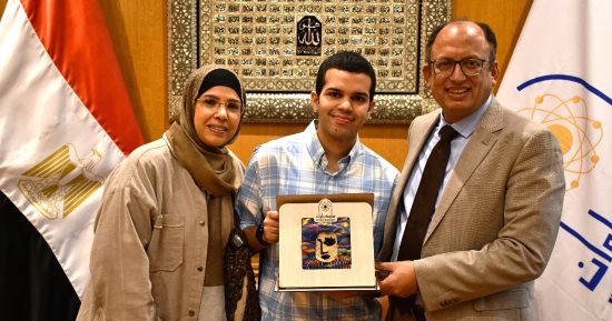 رئيس جامعة حلوان يكرم الطالب الحقيقى لشخصية نديم بمسلسل حالة خاصة