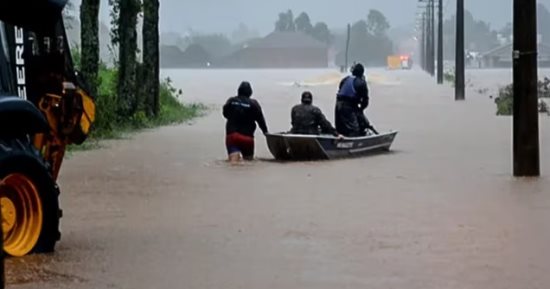 ارتفاع عدد ضحايا الفيضانات فى البرازيل إلى 165 شخصا.. فيديو
