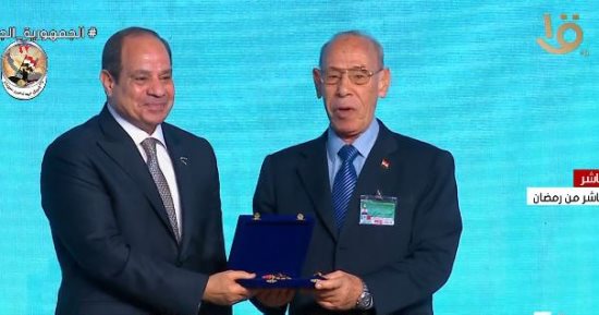 الرئيس السيسى يكرم عددا من النماذج العمالية المتميزة خلال الاحتفال بعيدهم