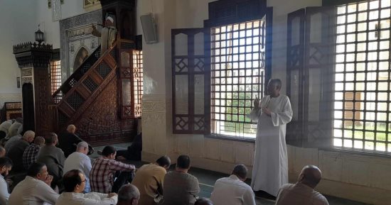 قبلة الصم والبكم.. خطبة الجمعة بلغة الإشارة داخل مسجد بقنا.. فيديو