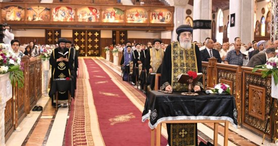 من آلام الصلب إلى نور القيامة.. الأقباط يحيون الجمعة العظيمة أقدس أيام السنة القبطية.. رمزية خاصة للطعام الفول للحياة الجديدة والطعمية تحاكى القبر..وانتظار النور المقدس بكنيسة القيامة يوم سبت الفرح كمعجزة سنوية