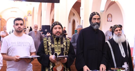 أقباط الأقصر يؤدون صلوات الجمعة العظيمة بدير الأنبا متاؤس الفاخورى بإسنا