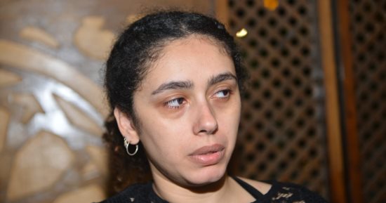 إغماء ريم أحمد فى عزاء والدتها بمسجد الحامدية الشاذلية