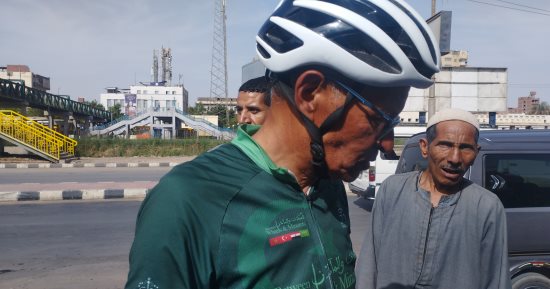 الرحال المغربى "مروني" يصل المنيا فى رحلته من الدار البيضاء إلى مكة.. فيديو