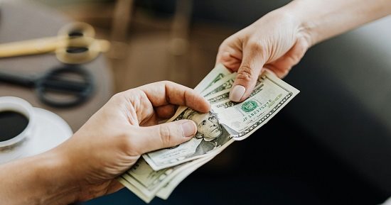 يوم العطاء العالمي.. 5 أبراج معروفة بالكرم مع الآخرين