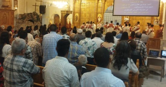 صلوات قداس عيد القيامة المجيد من كاتدرائية يسوع الملك فى المنيا.. فيديو