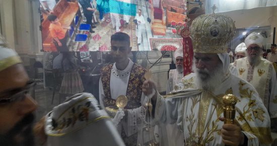 صلوات قداس عيد القيامة من كنيسة الشهيدة دميانة فى قنا.. فيديو