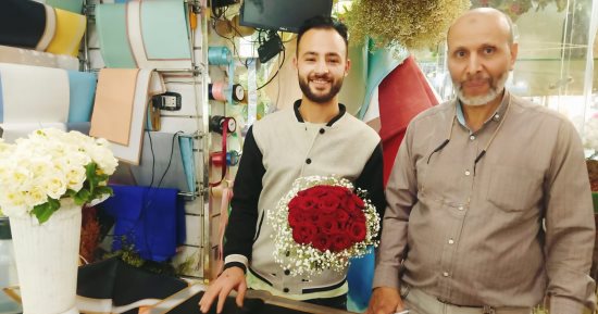"يا جمال الورد.. كل لون يعبر عن مشاعر" عم إبراهيم هيدينا خبرة 60 سنة