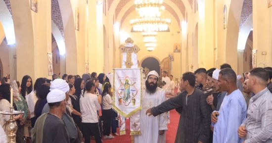 احتفالات عيد القيامة.. كنائس الأقصر تصدح بالصلوات والترانيم.. خورس الشمامسة يقودون الطواف بالألحان ومردات القداس.. زيارات من المحافظ ومدير الأمن لتقديم التهنئة وتوزيع العيدية والكحك والبسكويت على الأطفال.. صور