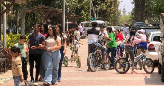 "شلالات مياه وملاهي ولعب كرة وطيارات".. شاهد فرحة احتفالات شم النسيم بحدائق القناطر الخيرية