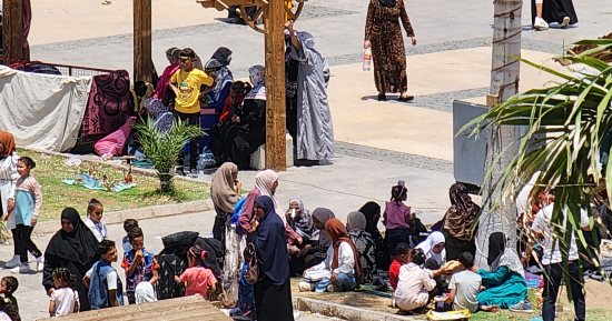 فسيخ ورنجة شم النسيم في الأقصر.. الأهالي يفترشون ساحة أبو الحجاج.. صور