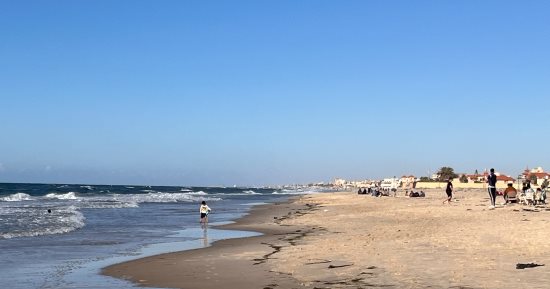 أهالي شمال سيناء يحتفلون بشم النسيم على شواطئ العريش.. فيديو