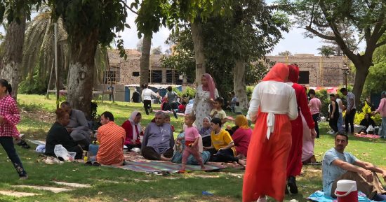 مزمار وطبل بلدي.. الآلاف يحتفلون بعيد شم النسيم فى حدائق القناطر الخيرية 