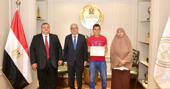 وزير التعليم يكرم طالبا بمدرسة فنية صمم جهازا لطهى الطعام بالطاقة الشمسية