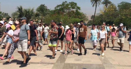 انتعاش السياحة في الأقصر .. إقبال كبير من السياح على المعابد والمقابر الفرعونية